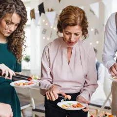 Ile kosztuje catering na 30 osób? Sprawdź ceny i opcje wyboru