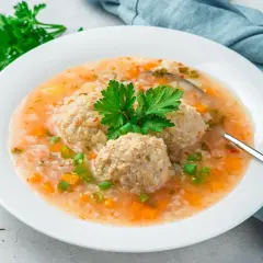Pyszna zupa z klopsikami i ryżem, z marchewką i zieloną cebulką. Idealna odpowiedź na pytanie: jaka zupa na obiad?
