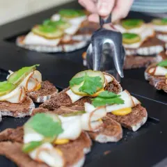 Ile kosztuje catering na 60 osób? Poznaj ceny i ukryte koszty