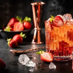Najlepsze drinki z mrożonymi truskawkami na upalne dni