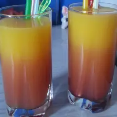 Orzeźwiające drinki z sokiem pomarańczowym i syropem malinowym na lato