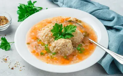 Pyszna zupa z klopsikami i ryżem, z marchewką i zieloną cebulką. Idealna odpowiedź na pytanie: jaka zupa na obiad?