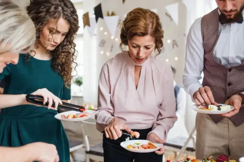 Ile kosztuje catering na 30 osób? Sprawdź ceny i opcje wyboru