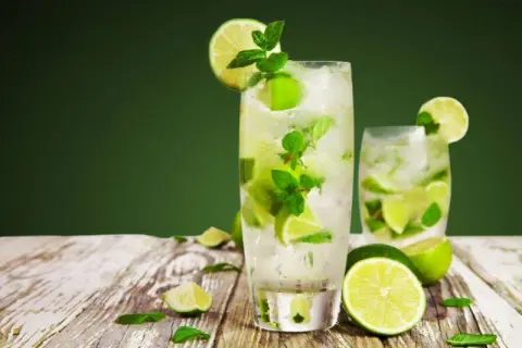 Najlepsze drinki menu: odkryj wyjątkowe propozycje na każdą okazję