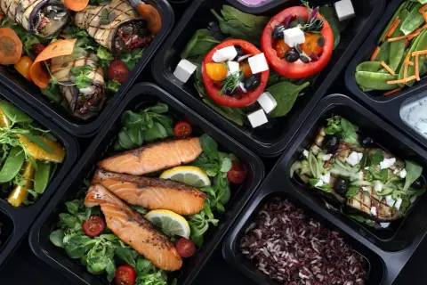 Ile kosztuje catering Chodakowskiej? Sprawdź ceny i oferty dietetyczne