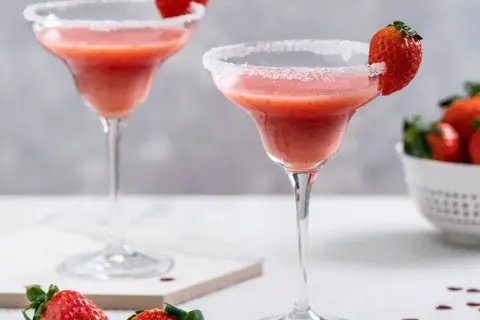 Pyszne drinki z prosecco i truskawkami, które zachwycą każdego