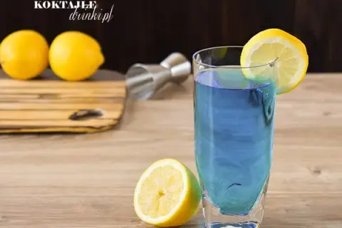 Niebieskie drinki, które zaskoczą Twoich gości - przepisy i historia