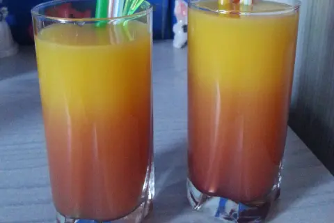 Orzeźwiające drinki z sokiem pomarańczowym i syropem malinowym na lato