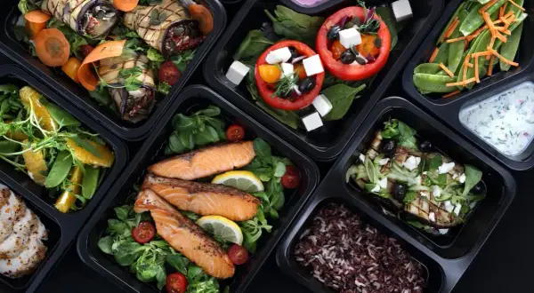 Ile kosztuje catering Chodakowskiej? Sprawdź ceny i oferty dietetyczne