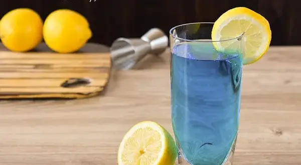 Niebieskie drinki, które zaskoczą Twoich gości - przepisy i historia