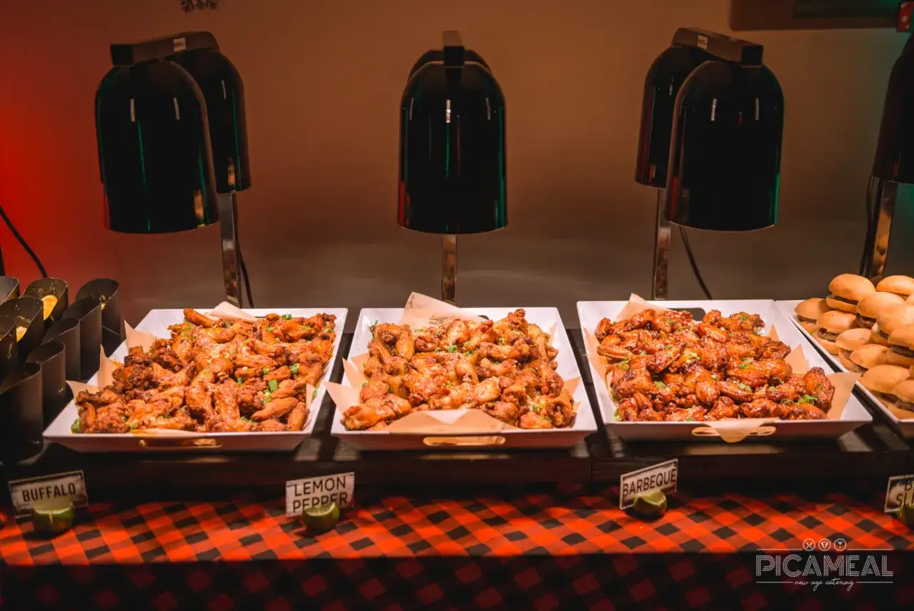 Taca z kurczakiem w trzech smakach: buffalo, lemon pepper, barbecue. Zastanawiasz się, ile kosztuje catering na 20 osób?