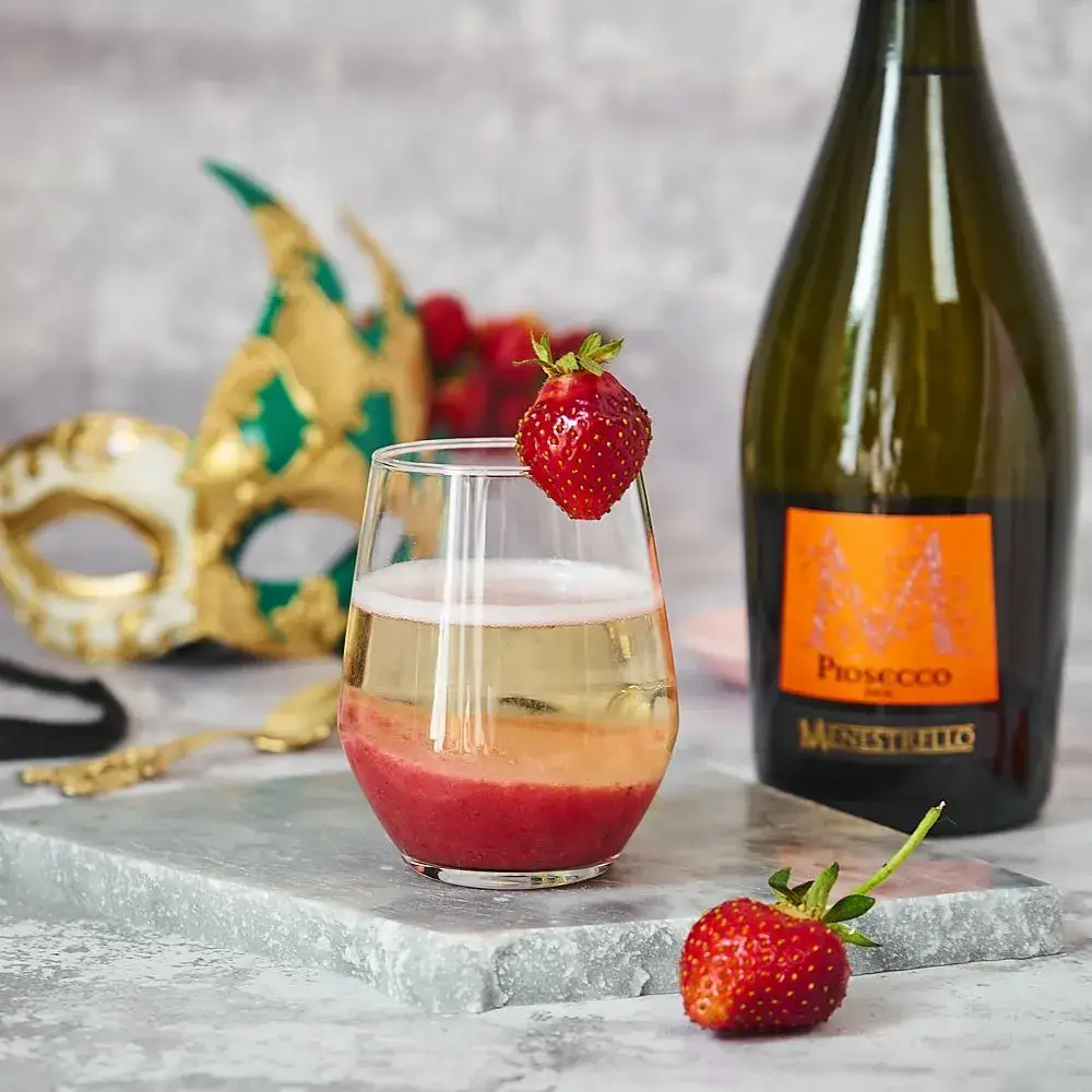 Zdjęcie Pyszne drinki z prosecco i truskawkami, które zachwycą każdego