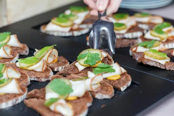 Ile kosztuje catering na 60 osób? Poznaj ceny i ukryte koszty