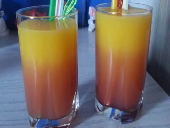 Orzeźwiające drinki z sokiem pomarańczowym i syropem malinowym na lato