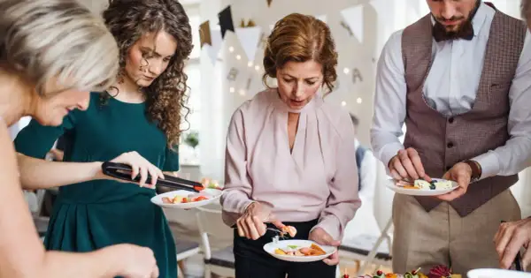 Ile kosztuje catering na 30 osób? Sprawdź ceny i opcje wyboru