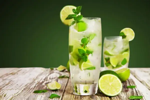 Najlepsze drinki menu: odkryj wyjątkowe propozycje na każdą okazję